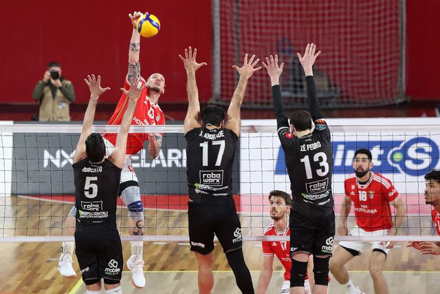 Benfica regressa às vitórias contra Académica de Espinho