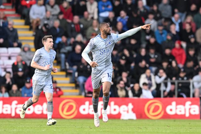 Premier League: Beto marca, mas não impede derrota do Everton; NES empata