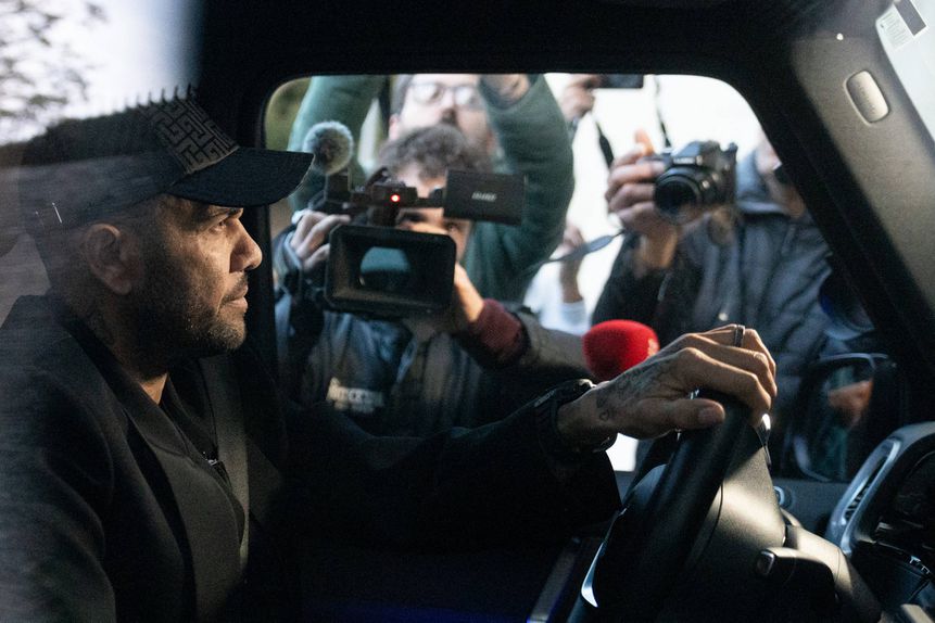 Dani Alves a conduzir, depois de ter sido absolvido do crime de agressão sexual (IMAGO)