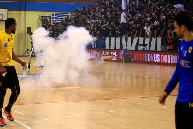 Pirotecnia no Partizan-AEK (IMAGO)