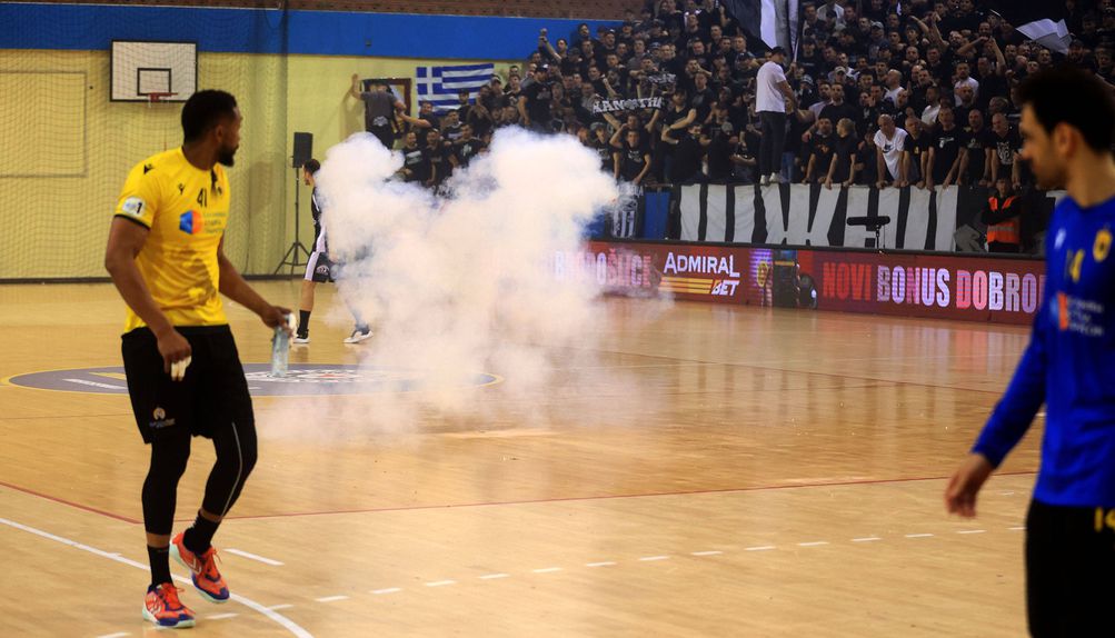 Pirotecnia no Partizan-AEK (IMAGO)