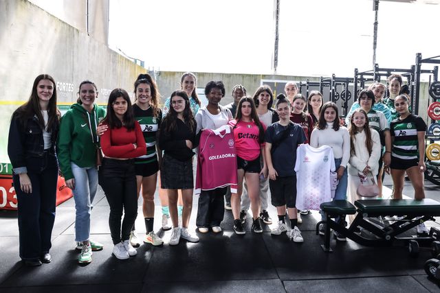 Jogadoras da equipa principal feminina do Sporting receberam jovens do projeto Goleadoras
