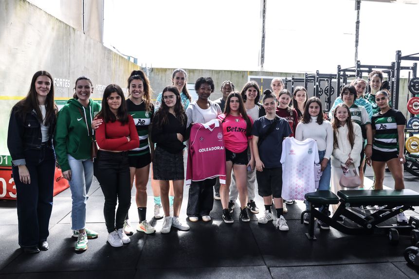 Jogadoras da equipa principal feminina do Sporting receberam jovens do projeto Goleadoras