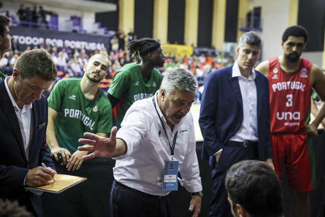 Mário Gomes, o selecionador nacional, com a Seleção Nacional de basquetebol masculino no apuramento para o Eurobasket 2025. Foto FPB