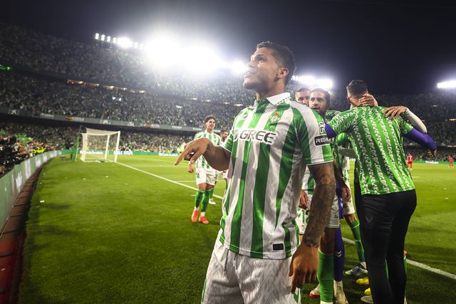 Cucho Hernández celebra segundo golo do Betis diante do Sevilha