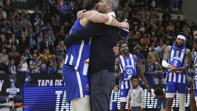 Basquetebol, Miguel Queiroz e o treinador do FC Porto Fernando Sá, na final da Taça de Portugal 2024/25, em Matosinhos, Fotografia FPB