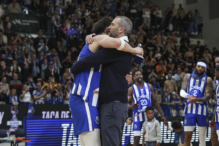 Basquetebol, Miguel Queiroz e o treinador do FC Porto Fernando Sá, na final da Taça de Portugal 2024/25, em Matosinhos, Fotografia FPB