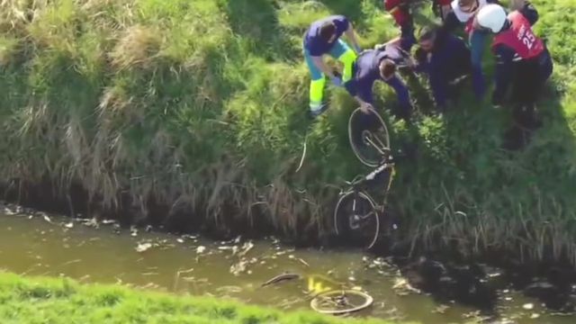 VÍDEO: seis homens e uma bicicleta no resgate mais insólito de sempre