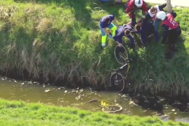VÍDEO: seis homens e uma bicicleta no resgate mais insólito de sempre