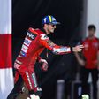 Caos na grelha, a queda de Márquez e o sorriso de Bagnaia