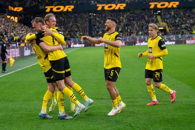 Jogadores do Dortmund festejam golo ao Mainz