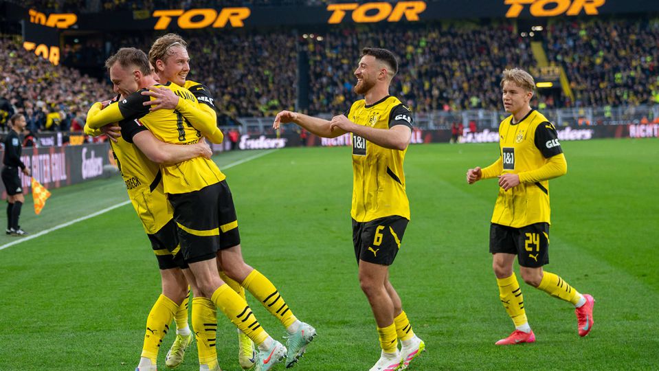 Jogadores do Dortmund festejam golo ao Mainz