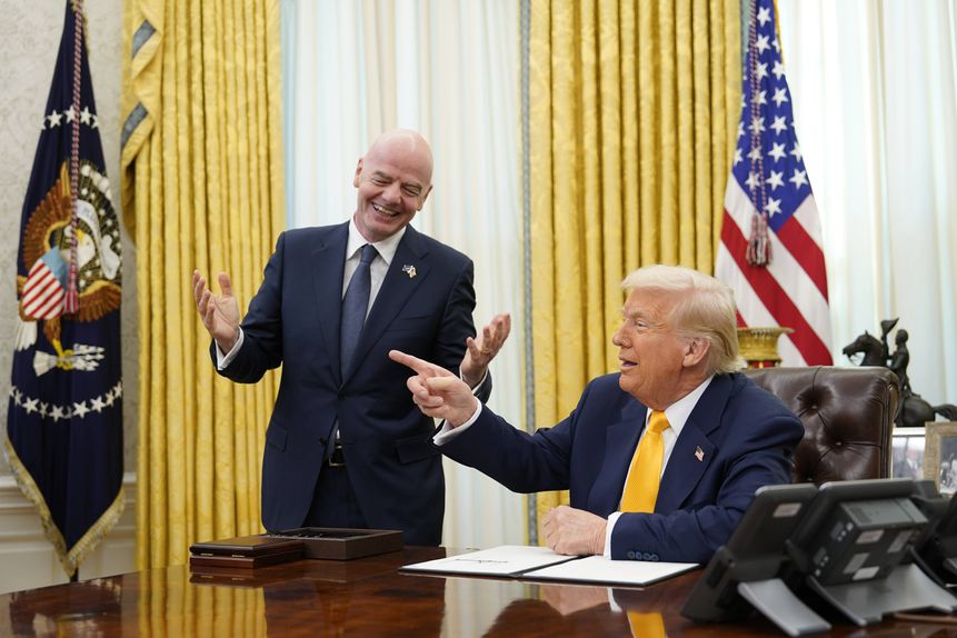 Presidente da FIFA, Gianni Infantino, em visita ao presidente dos EUA, Donald Trump, no início de março