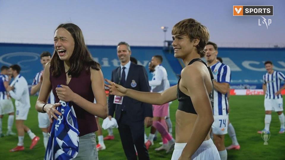 Vídeo: adepta invadiu relvado e acabou com camisola de Rodrigo Mora