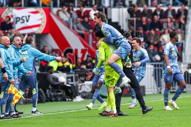 Rugani festeja segundo golo do Ajax na visita ao PSV com o guarda-redes Matheus, autor da assistência