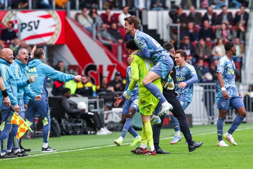 Rugani festeja segundo golo do Ajax na visita ao PSV com o guarda-redes Matheus, autor da assistência