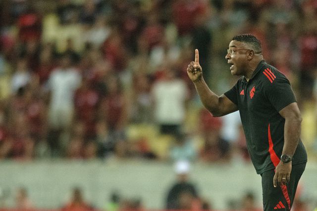Roger Machado, treinador do Internacional, com o dedo apontado, durante um jogo