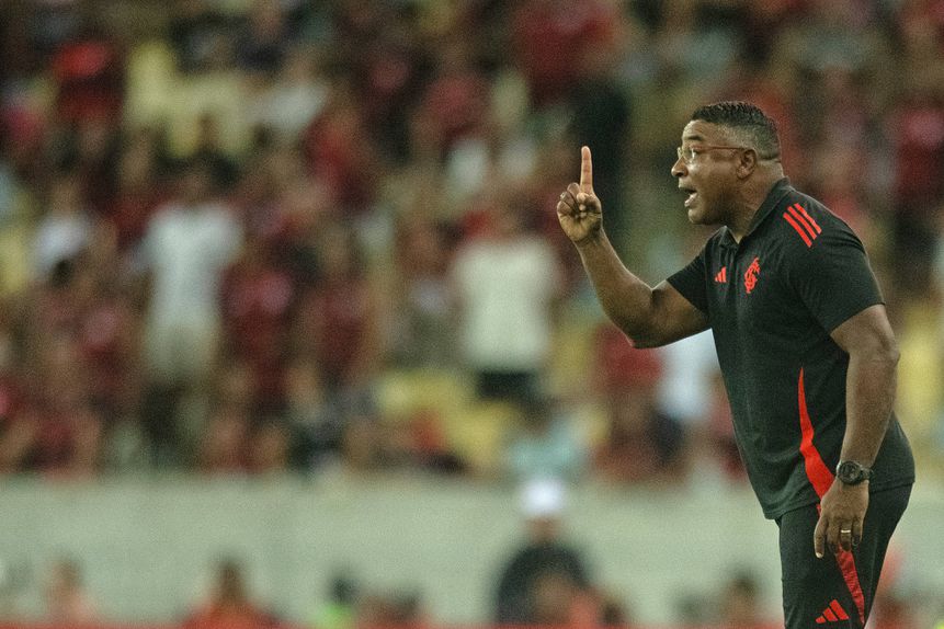 Roger Machado, treinador do Internacional, com o dedo apontado, durante um jogo