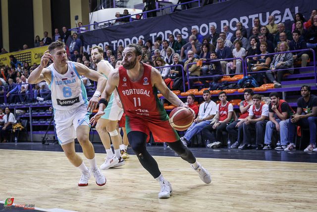 Miguel Queiroz, jogador da Seleção Nacional de basquetebol masculino no apuramento para o Eurobasket 2025. Foto FPB