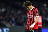 João Félix sai cabisbaixo após jogo apagado na derrota do Milan em Nápoles