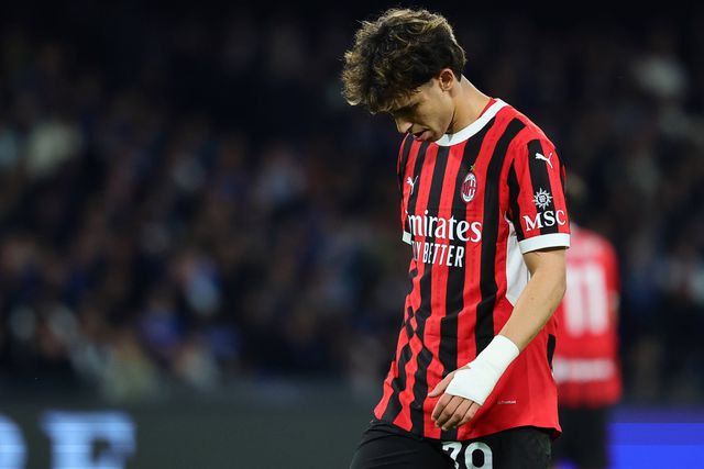 João Félix sai cabisbaixo após jogo apagado na derrota do Milan em Nápoles