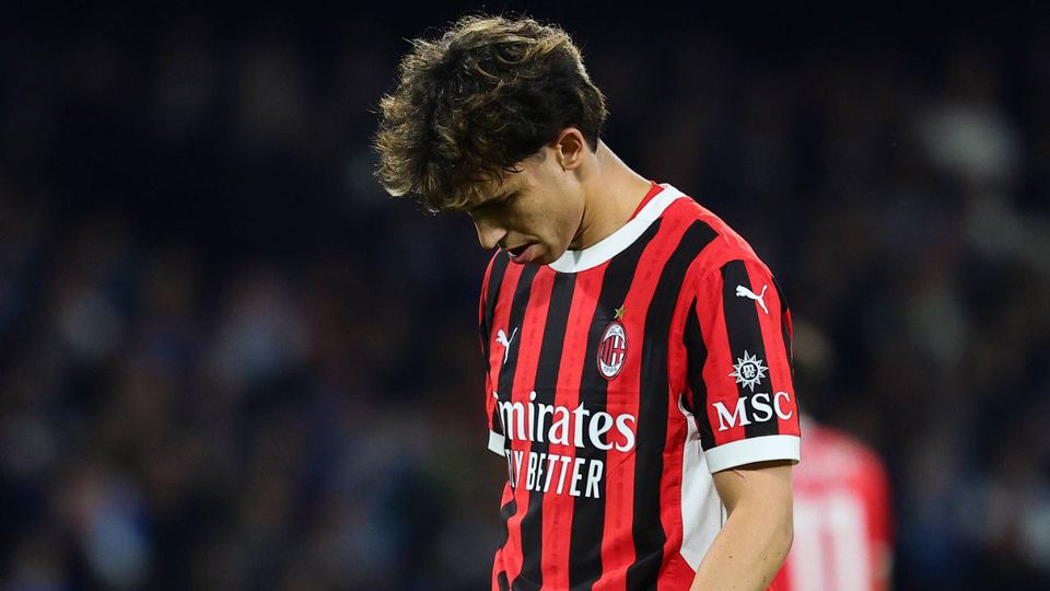 João Félix sai cabisbaixo após jogo apagado na derrota do Milan em Nápoles