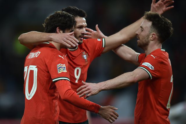 Trincão, Gonçalo Ramos e Diogo Jota festejam a vitória de Portugal sobre a Dinamarca, no Estádio José Alvalade