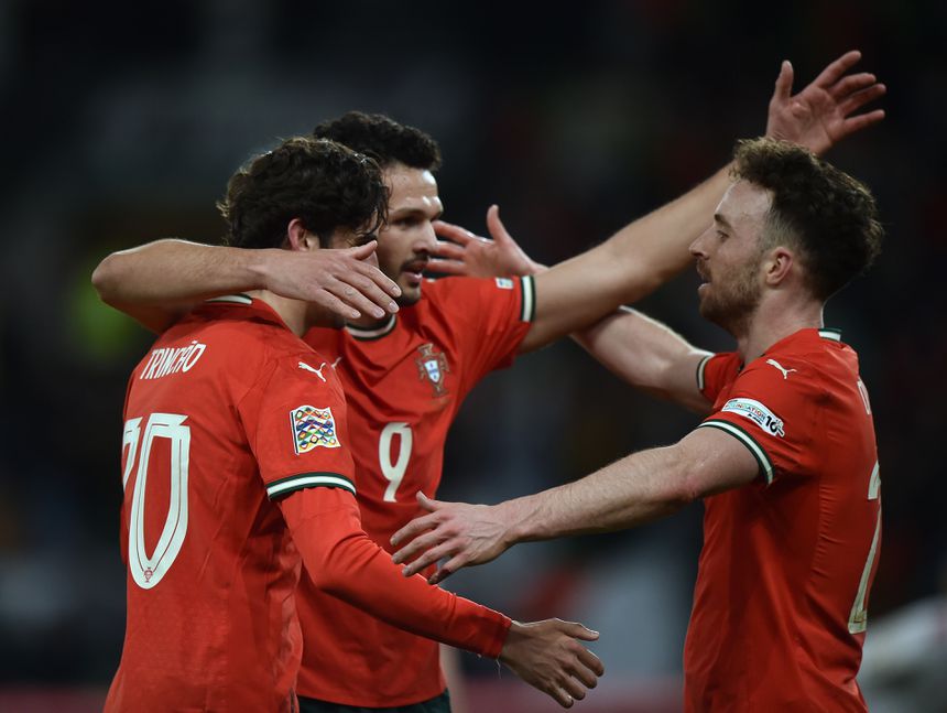 Trincão, Gonçalo Ramos e Diogo Jota festejam a vitória de Portugal sobre a Dinamarca, no Estádio José Alvalade