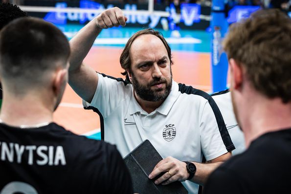 João Coelho, treinador da equipa de voleibol do Sporting 2024-25. Foto CEV
