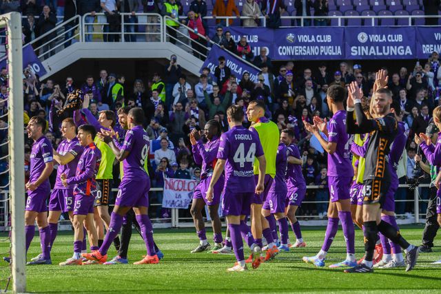 Fiorentina festeja triunfo sobre a Atalanta com os adeptos