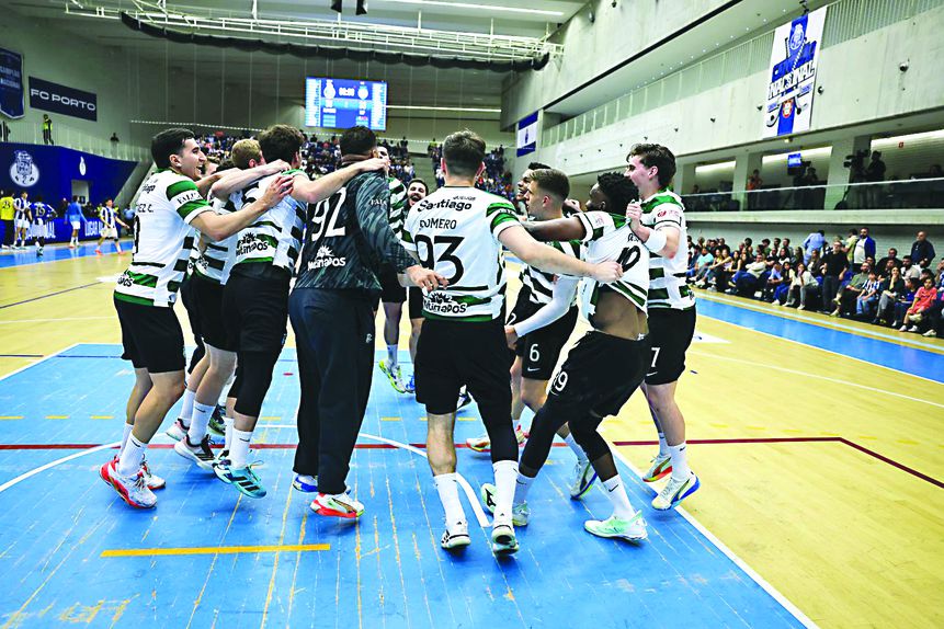 Jogadores do Sporting festejam a vitória, por 33-30, na Dragão Arena no último sábado - Foto: Sporting CP