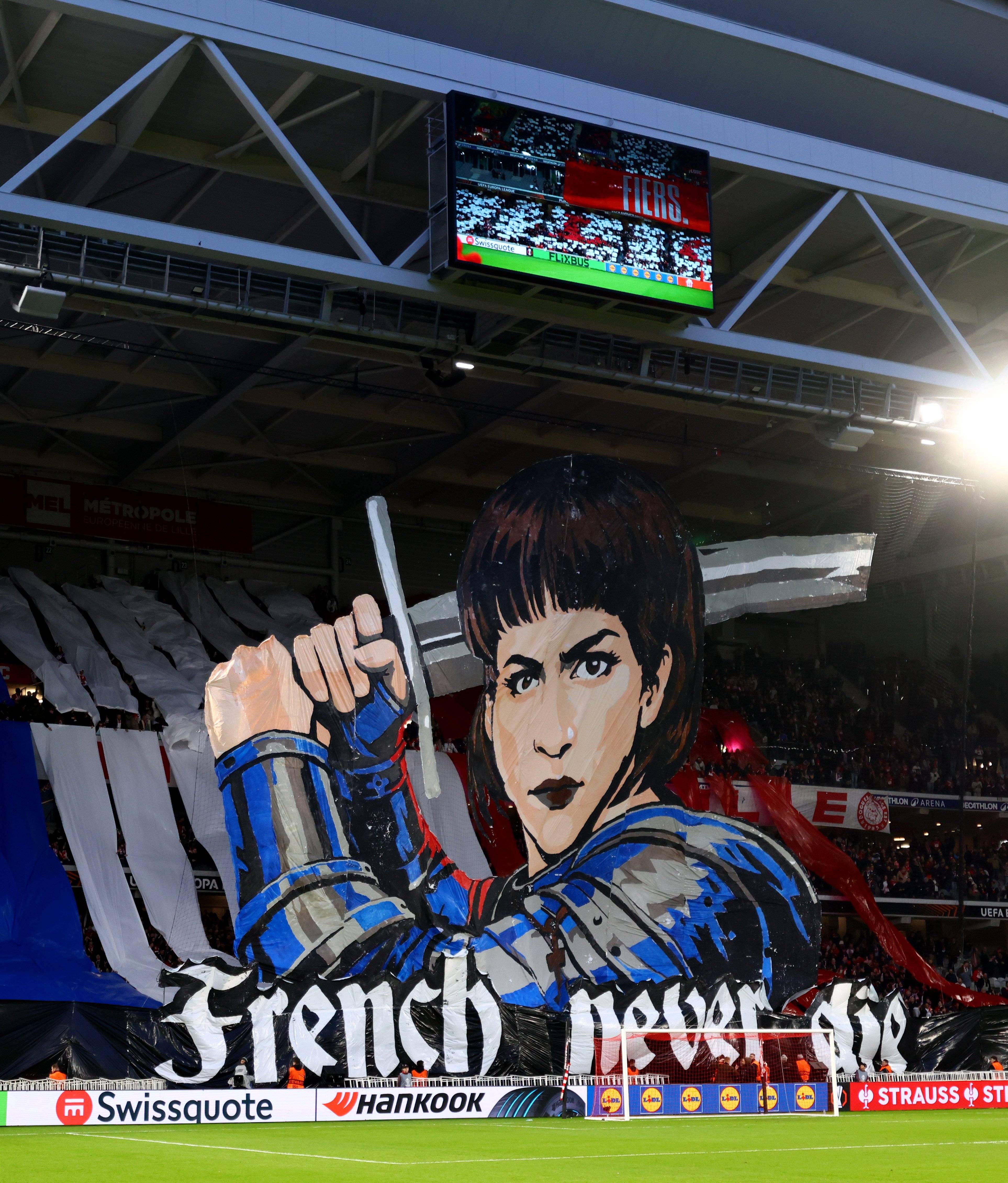 Tifo do Lille com Joana d' Arc