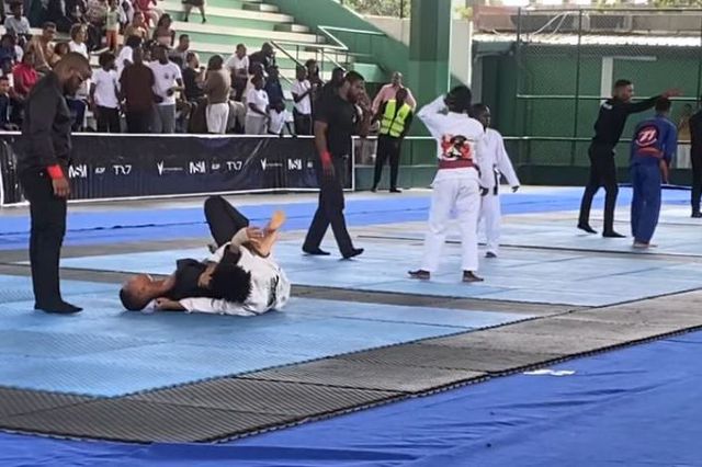 Pavilhão do Clube Ferroviário de Angola muito bem composto para acompanhar festival de Ji-Jutsu