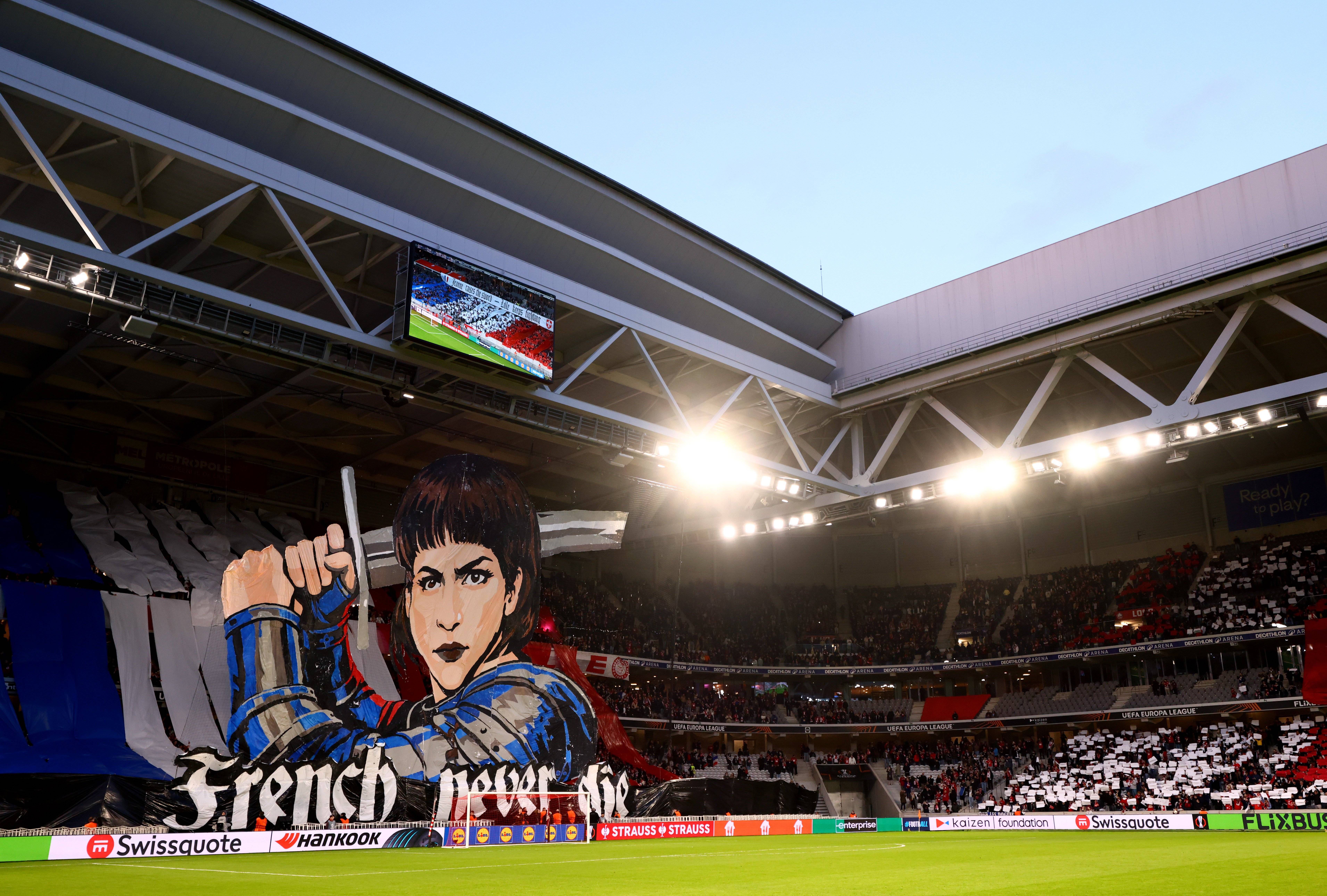 Tifo do Lille com Joana d' Arc