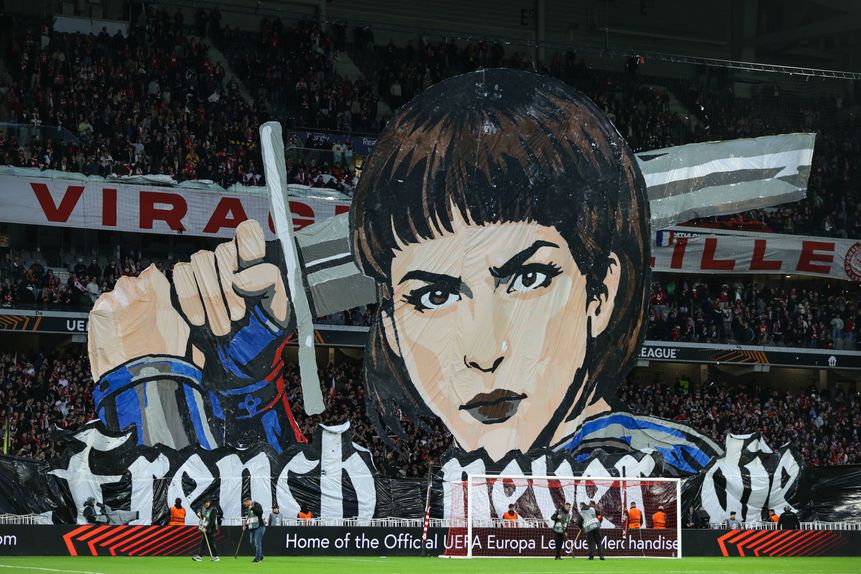 Tifo do Lille com Joana d' Arc