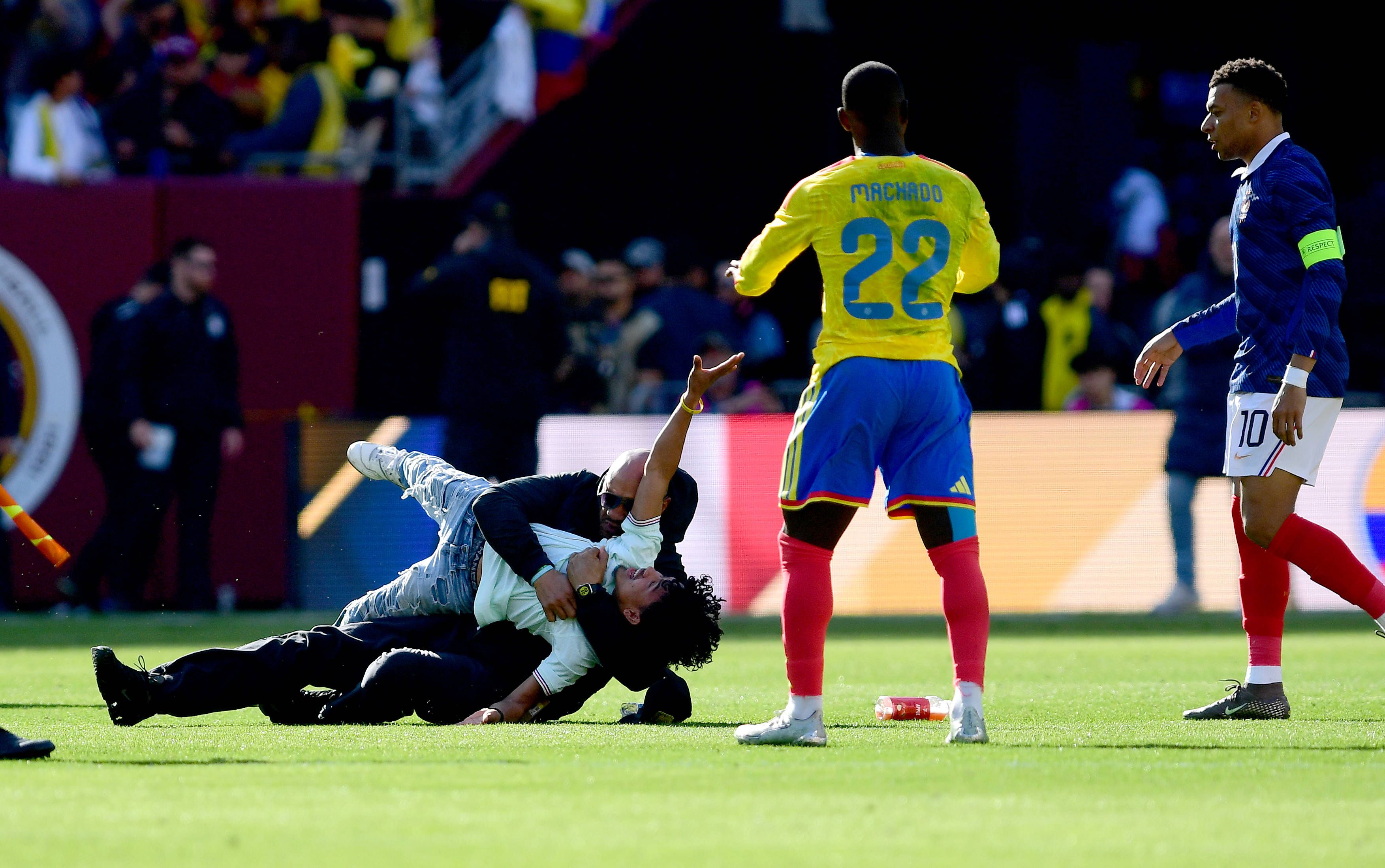 Adepto tenta chegar a Mbappé