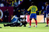 Adepto tenta chegar a Mbappé