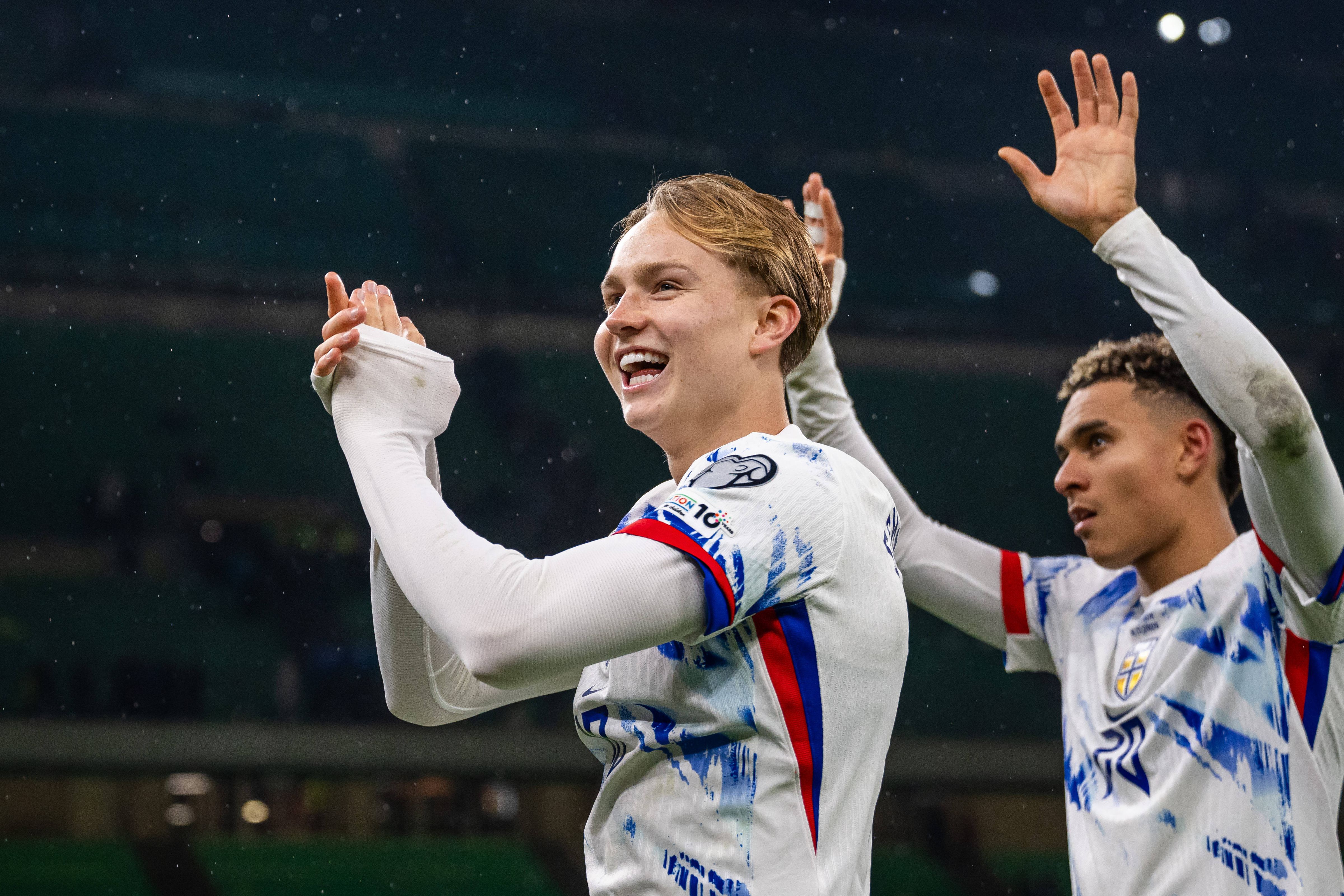 Andreas Schjelderup e Antonio Nusa festejam em Milão, depois da vitória da Noruega sobre Itália, em novembro de 2025 — Foto: IMAGO