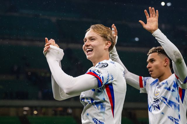 Andreas Schjelderup e Antonio Nusa festejam em Milão, depois da vitória da Noruega sobre Itália, em novembro de 2025 — Foto: IMAGO