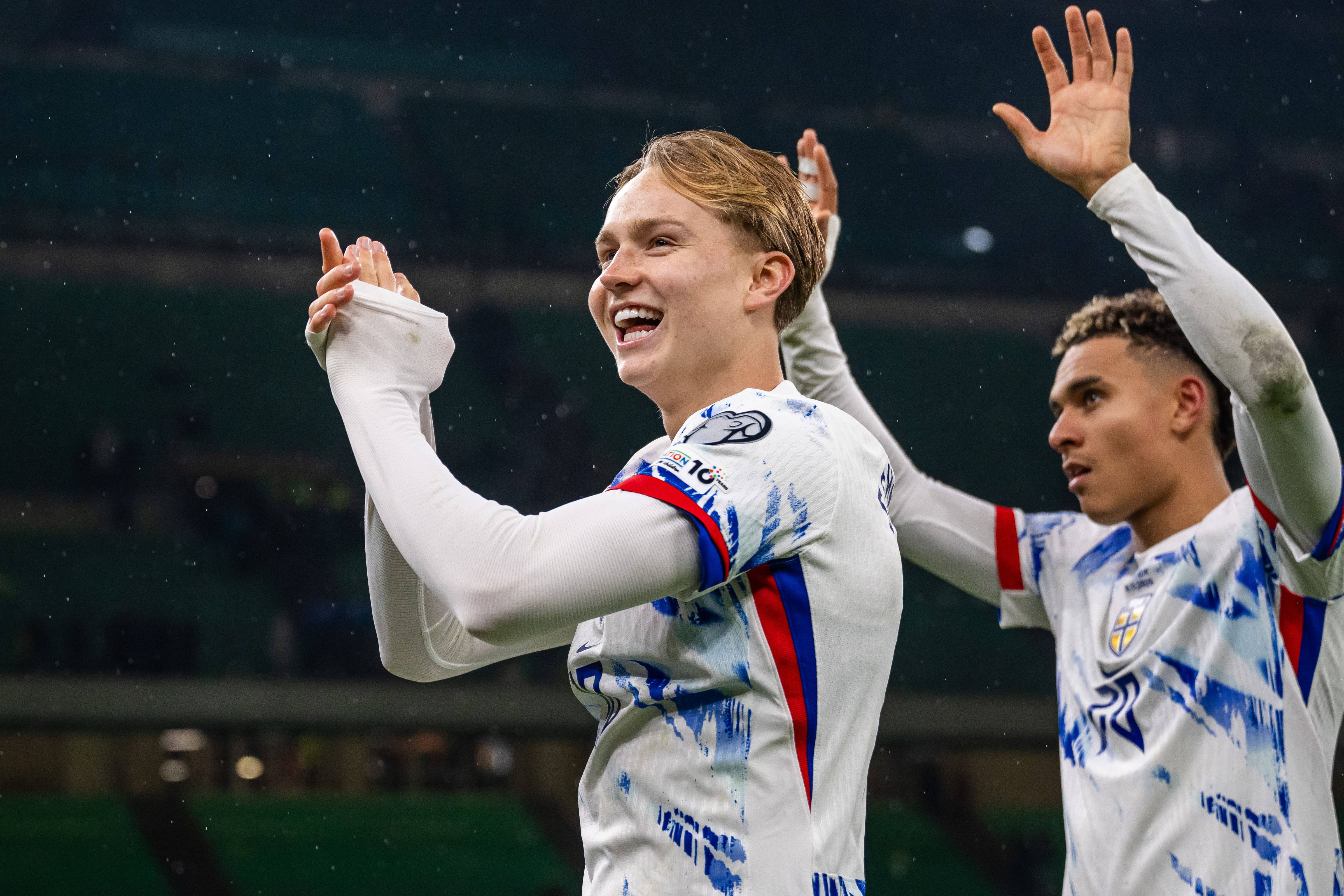 Andreas Schjelderup e Antonio Nusa festejam em Milão, depois da vitória da Noruega sobre Itália, em novembro de 2025 — Foto: IMAGO