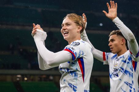 Andreas Schjelderup e Antonio Nusa festejam em Milão, depois da vitória da Noruega sobre Itália, em novembro de 2025 — Foto: IMAGO