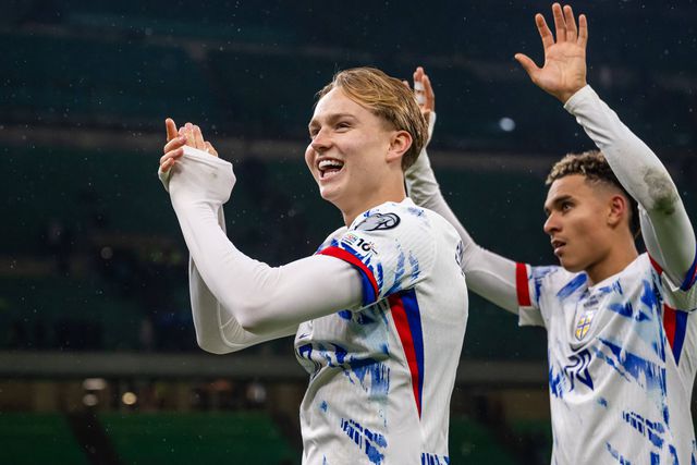 Andreas Schjelderup e Antonio Nusa festejam em Milão, depois da vitória da Noruega sobre Itália, em novembro de 2025 — Foto: IMAGO