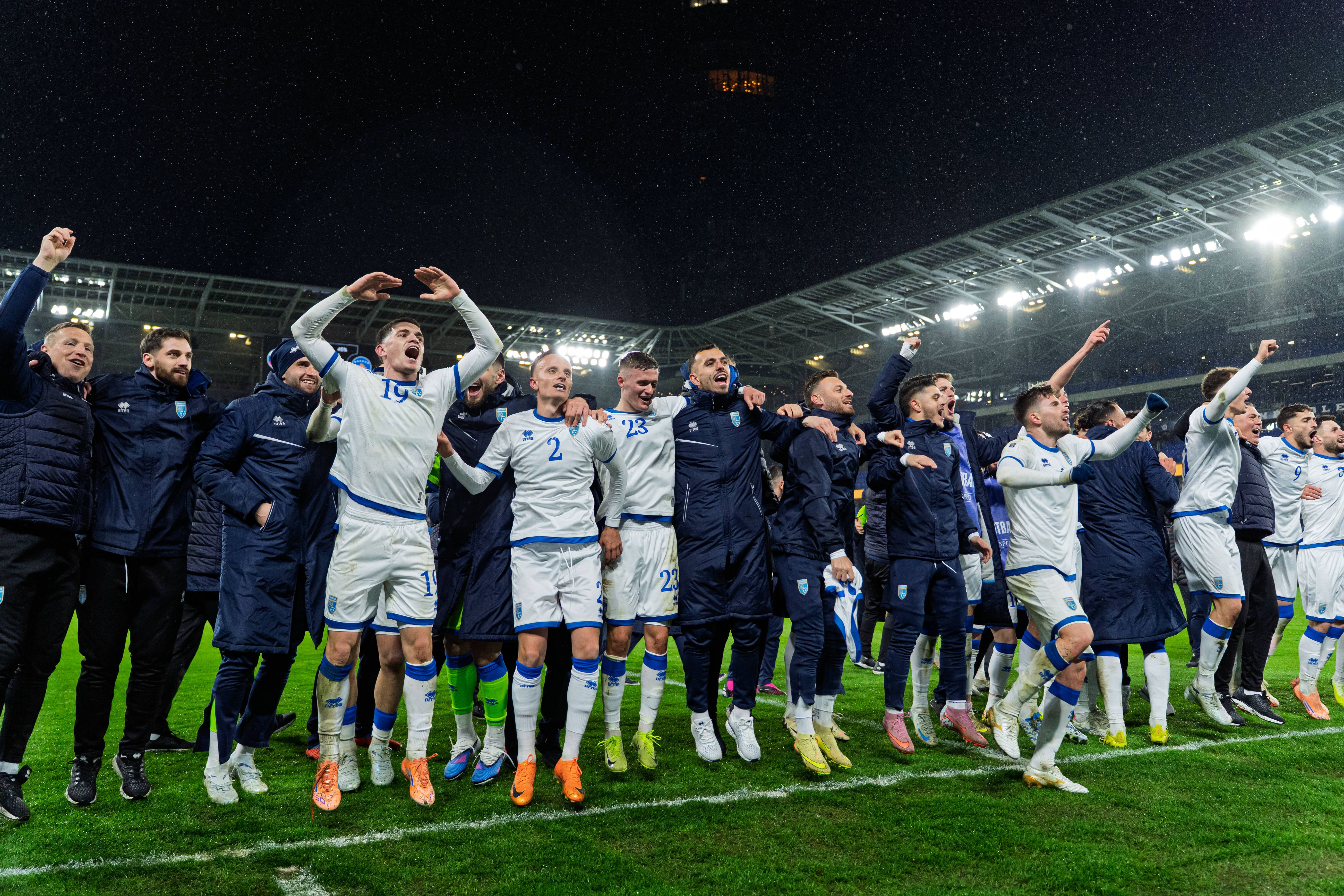 Festa da seleção do Kosovo após eliminar a Eslováquia