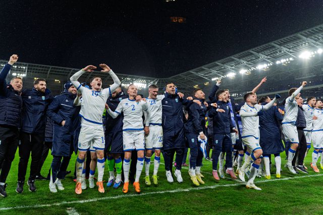 Festa da seleção do Kosovo após eliminar a Eslováquia