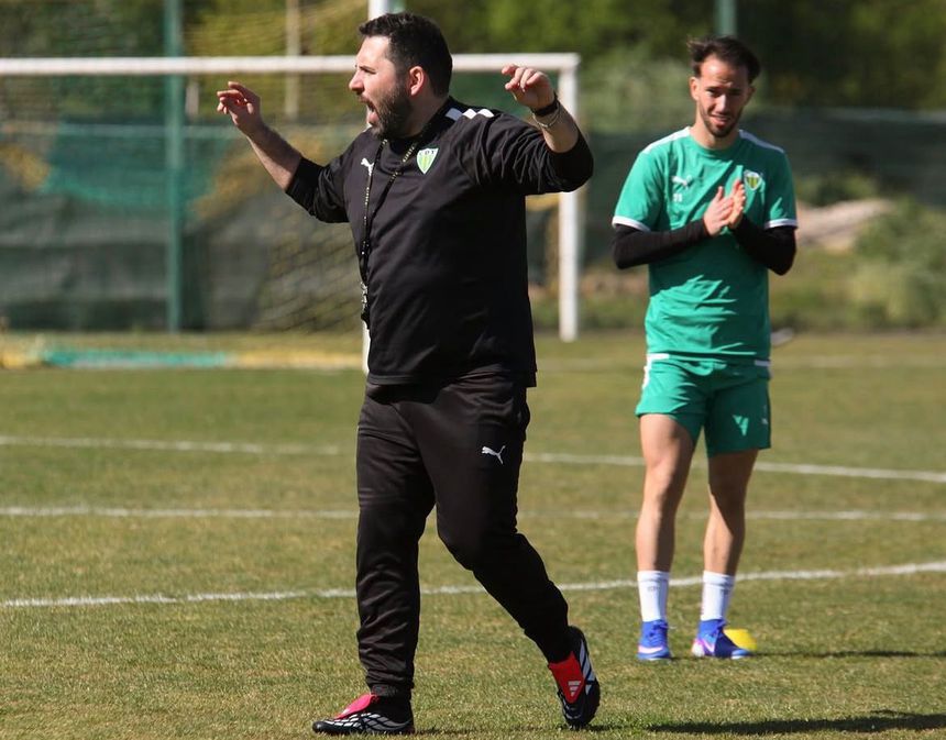 Gonçalo Feio não tem poupado nas intervenções durante os treinos - Foto: Tondela