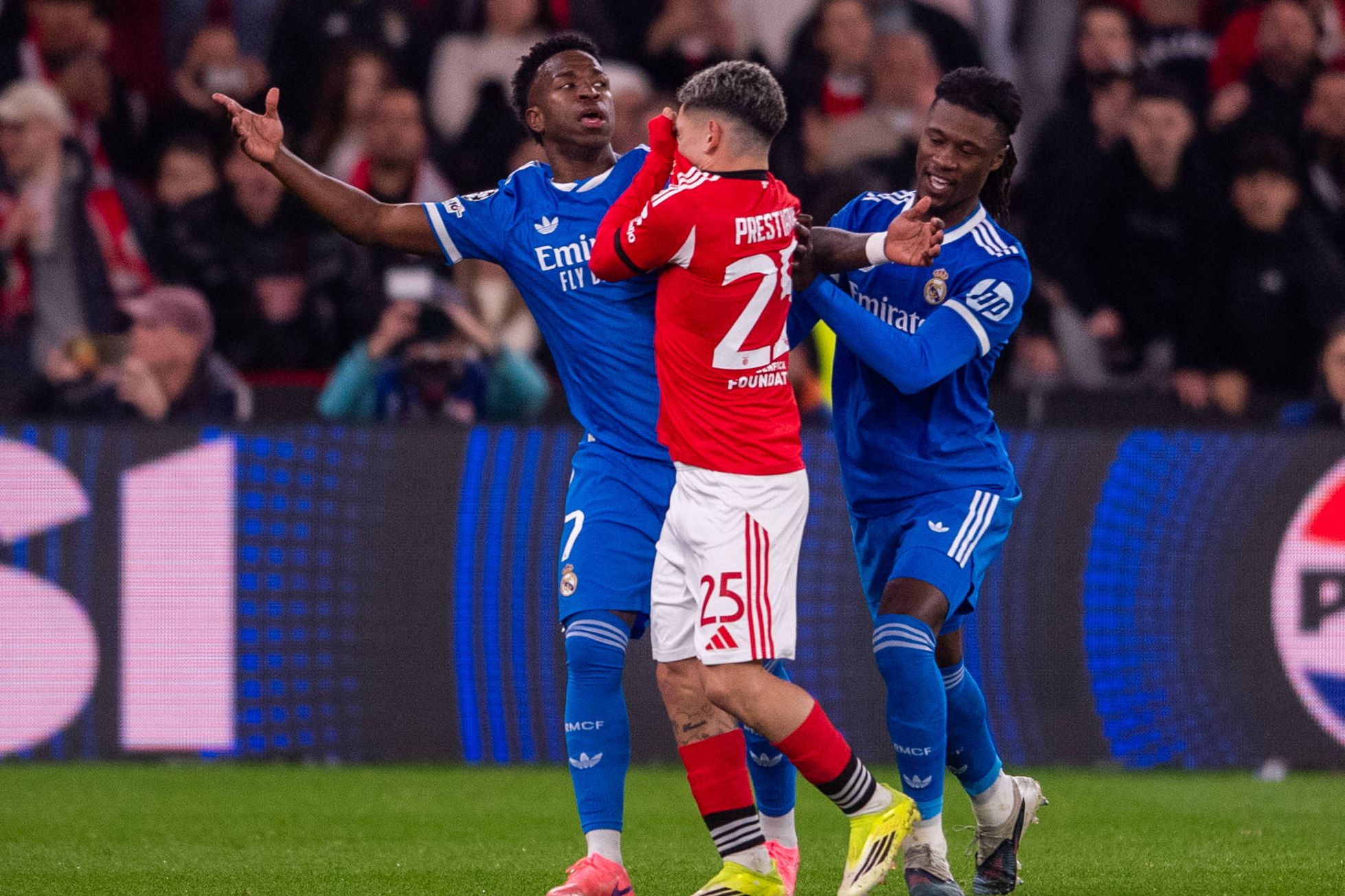 Prestianni e Vinícius no Benfica-Real Madrid (foto: Imago)