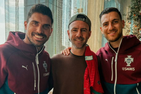 Miguel Layún entre Rúben Neves e Diogo Dalot