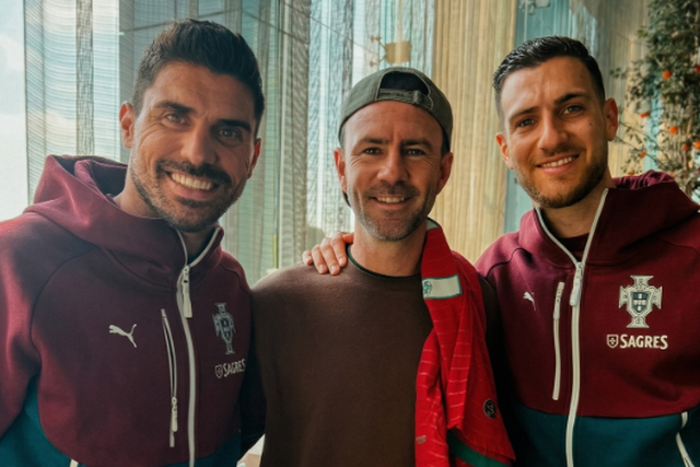 Miguel Layún entre Rúben Neves e Diogo Dalot