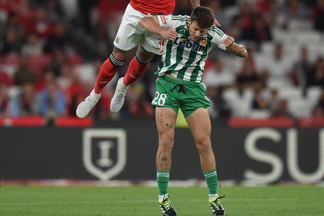 Marc Gual, avançado do Rio Ave, com Otamendi - Foto: Catarina Migue Nunes