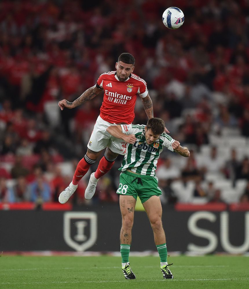Marc Gual, avançado do Rio Ave, com Otamendi - Foto: Catarina Migue Nunes